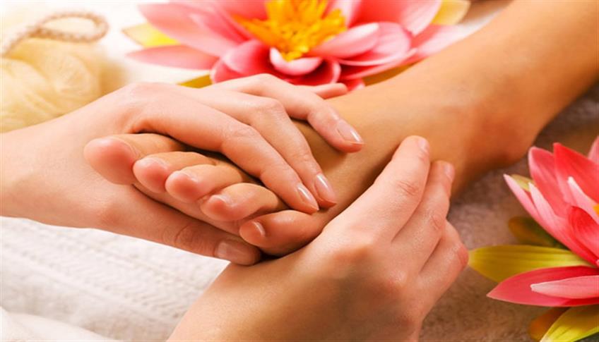 Prendiamoci cura dei nostri piedi. La pedicure riguarda sia il mondo femminile che maschile. Prendiamoci cura dei nostri piedi. La pedicure riguarda sia il mondo femminile che maschile.